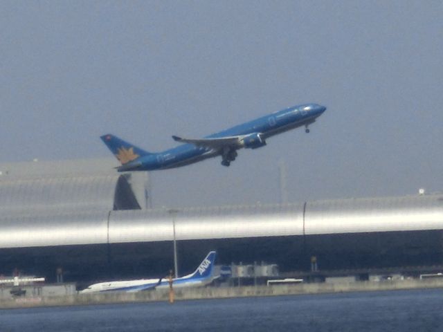 Airbus A330-200 — - 対岸から。