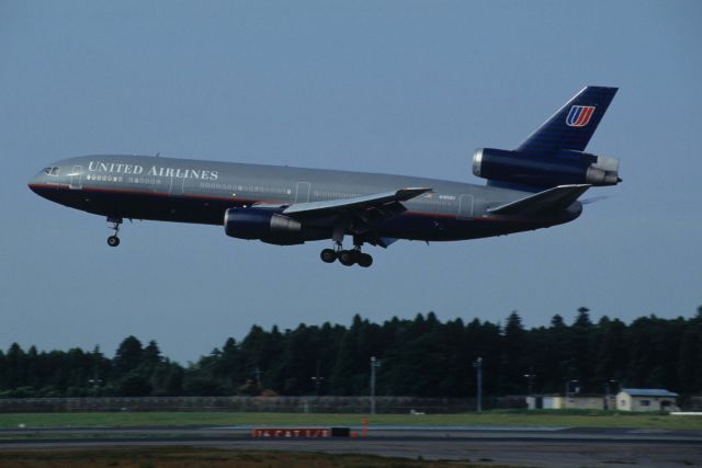 McDonnell Douglas DC-10 (N1858U) - Short Final at Narita Intl Airport Rwy16R on 1995/08/26