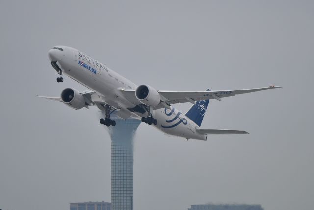 BOEING 777-300 (HL7783) - A dreary day at the Aeropuerto.