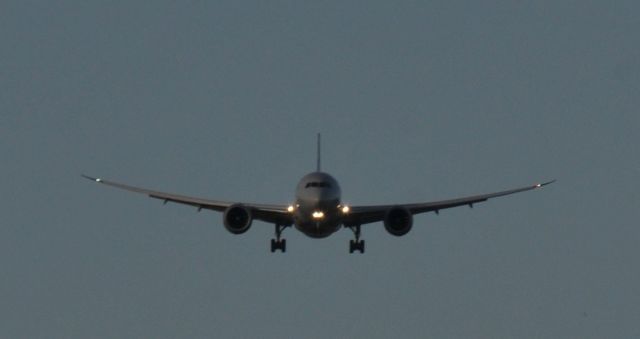 Boeing 787-8 (N801AC) - FLEXING HER WINGS ON APPROACH TO 18R AT KDFW ON 12/1/2018