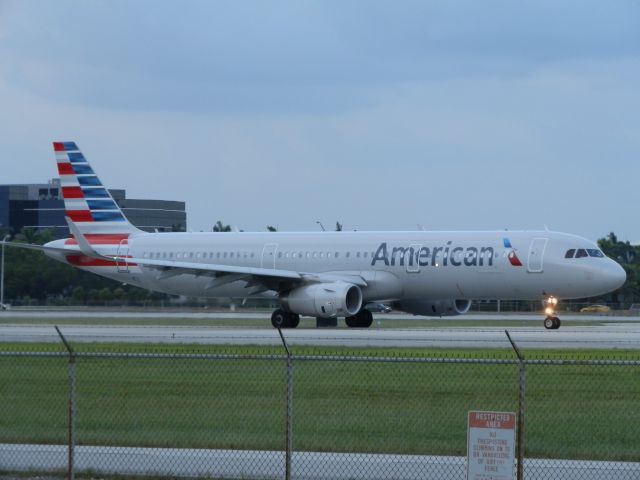 Airbus A321 (N134AN)