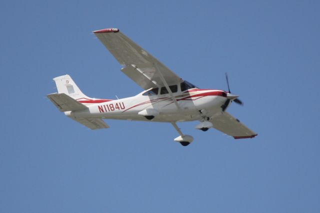Cessna Skylane (N1184U) - Cessna Skylane (N1184U) arrives at Sarasota-Bradenton International Airport following a flight from North Palm Beach Air Park