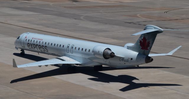 Canadair Regional Jet CRJ-700 (C-FUJZ)