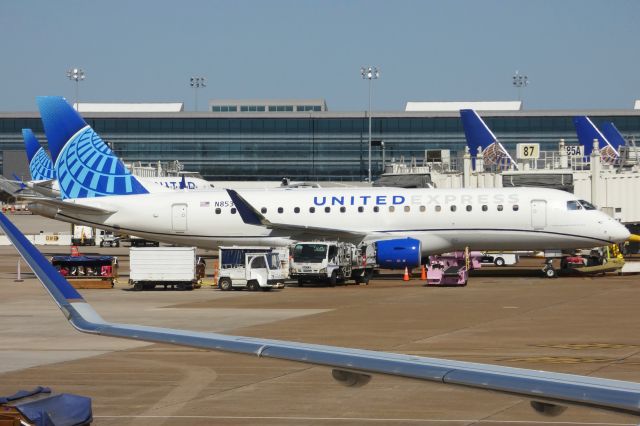 Embraer 175 (N85370)