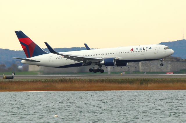 BOEING 767-300 (N186DN) - DL 59 arriving from London