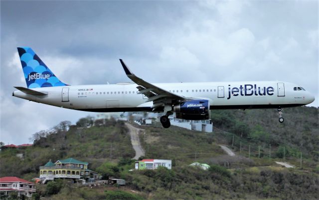 Airbus A321 (N952JB)