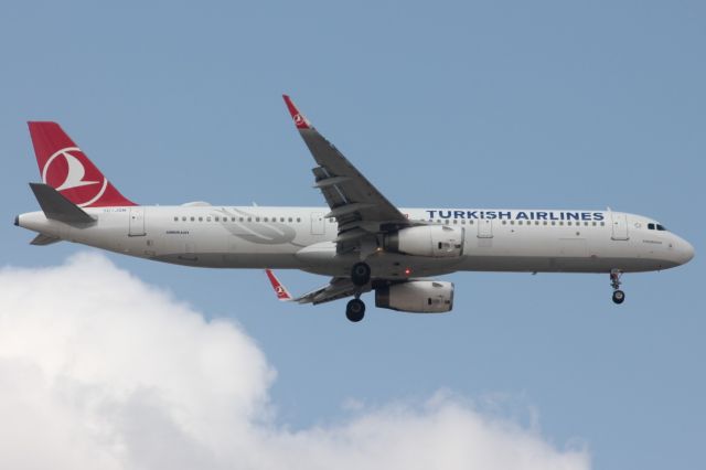Airbus A321 (TC-JSN)
