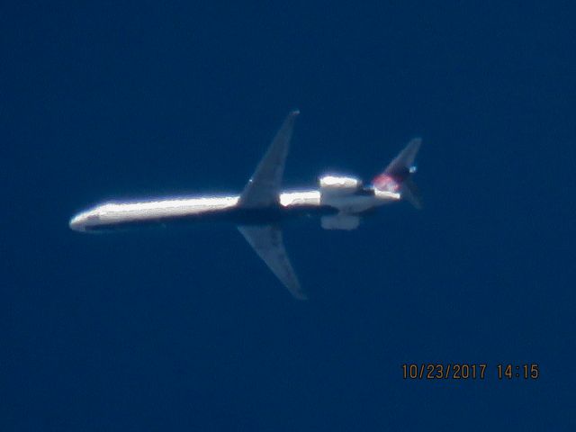 McDonnell Douglas MD-90 (NB906DN)