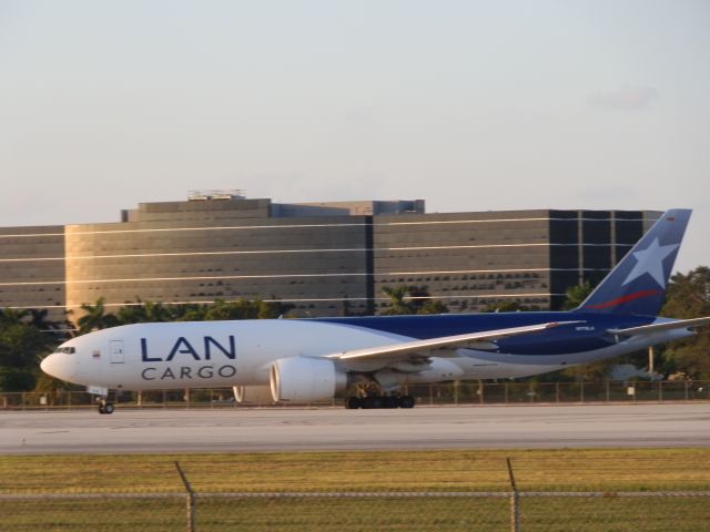 BOEING 777-200LR (N776LA)