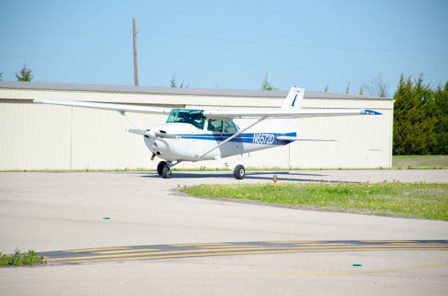 Cessna Skyhawk (N6572D) - 72D Slowing to turn off the runway