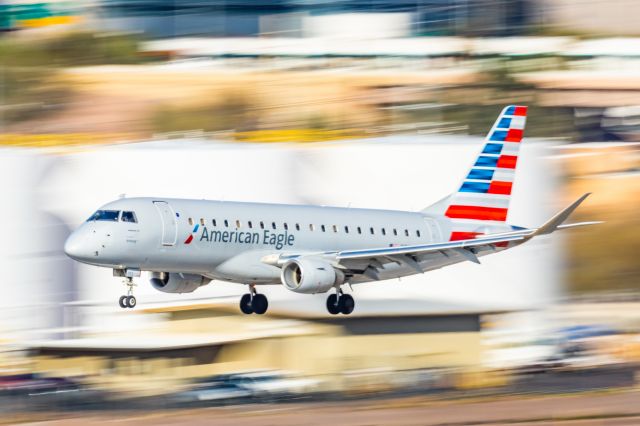 Embraer 175 (N252NN) - An Envoy Air ERJ175L landing at PHX on 2/28/23. Taken with a Canon R7 and Canon EF 100-400 L ii lens.