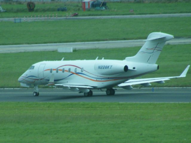 Bombardier Challenger 300 (N228KT) - N228KT Bombardier BD 100-1A10 Challenger 300 cn 20142   HEX code A1FFAC Air LLC Danbury CT EX C-FLEK seen einn   07-08-2010