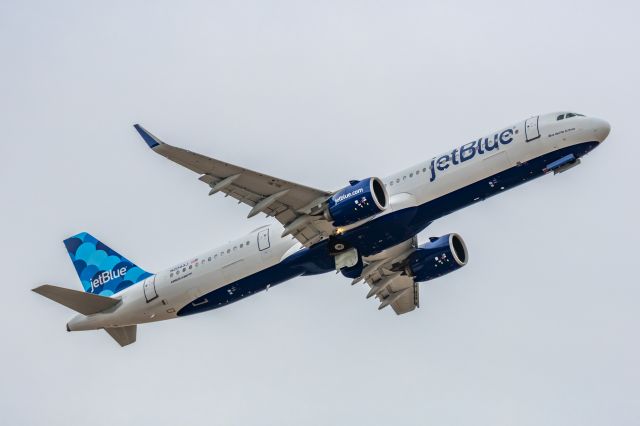 Airbus A321neo (N2043J) - A JetBlue A321 neo taking off from PHX on 3/11/23. Taken with a Canon R7 and Canon 100-400 EF L II lens.