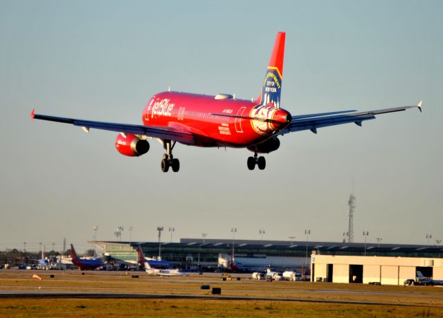 Airbus A320 (N615JB)