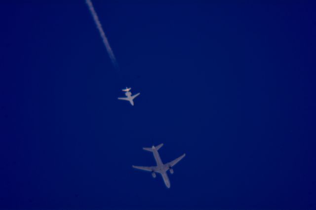Boeing 757-200 (N41140) - United 1178 Newark Liberty Intl to San Francisco Intl 34,000 ft. under a Dassault Falcon 2000 at 40,000 ft west of Cleveland 07.22.15.
