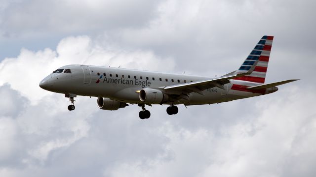 Embraer 170/175 (N134HQ) - American Eagle approaching runway 24 at BHM