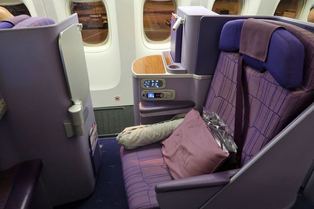 BOEING 777-300 (HS-TKL) - Business Class