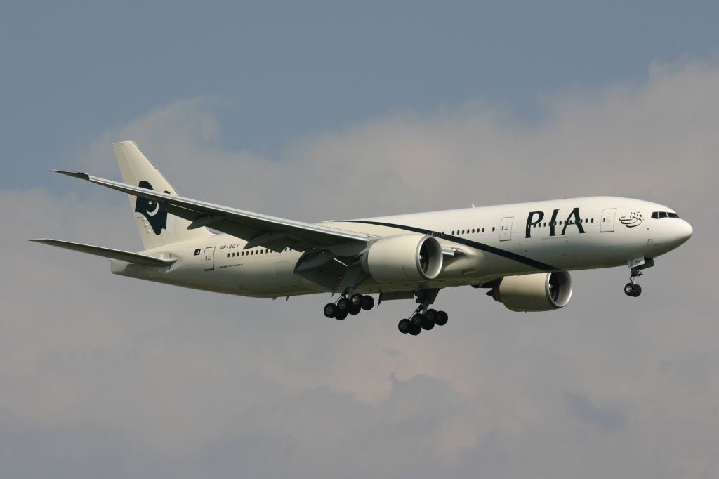 Boeing 777-200 (AP-BGY) - July 28, 2006 - arrived Toronto