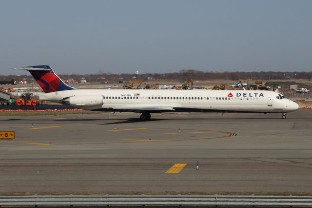 McDonnell Douglas MD-88 (N907DL) - DAL2456 to Miami.  6 April 2015