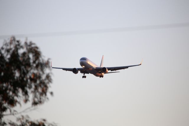 BOEING 767-300 (CC-CWY)