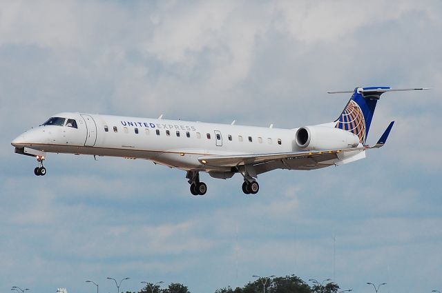 Embraer ERJ-145 (N14204) - ERJ gliding towards touchdown on 17L at Austin Bergstrom International Airport. I spent some quality time at the official viewing area on the east side of the airport.