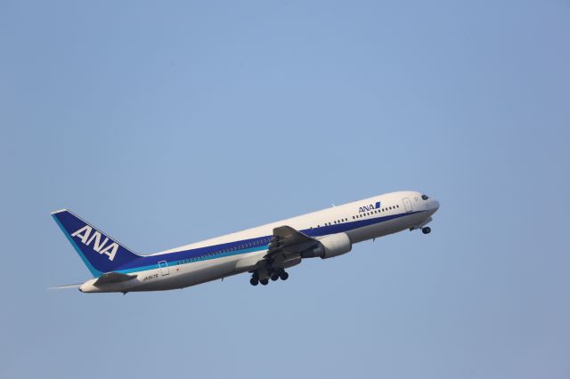 BOEING 767-300 (JA8579)