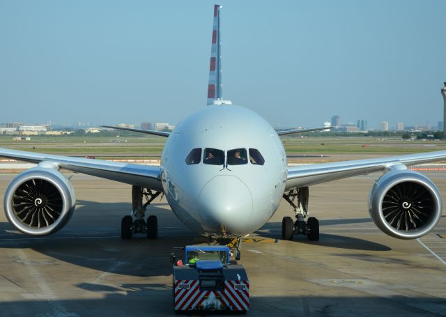 Boeing 787-9 Dreamliner (N828AA)