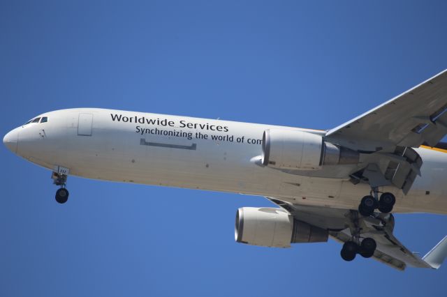 BOEING 767-300 (N332UP)