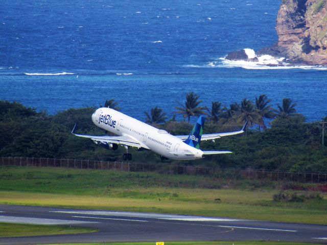 Airbus A321 (N905JB)