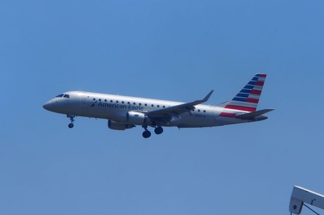 Embraer 170/175 (N401YX)