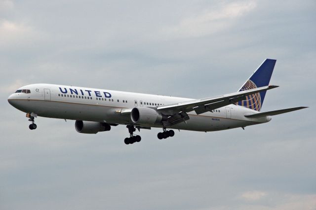 BOEING 767-300 (N643UA)