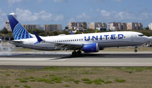 Boeing 737 MAX 8 (N37352)