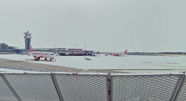 — — - Deux A320 d'Easy Jet au Parking à Paris Orly. LFPO