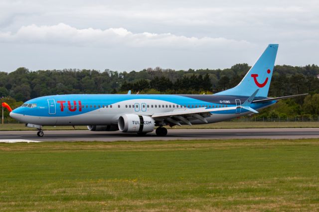Boeing 737-700 (G-TUMS)