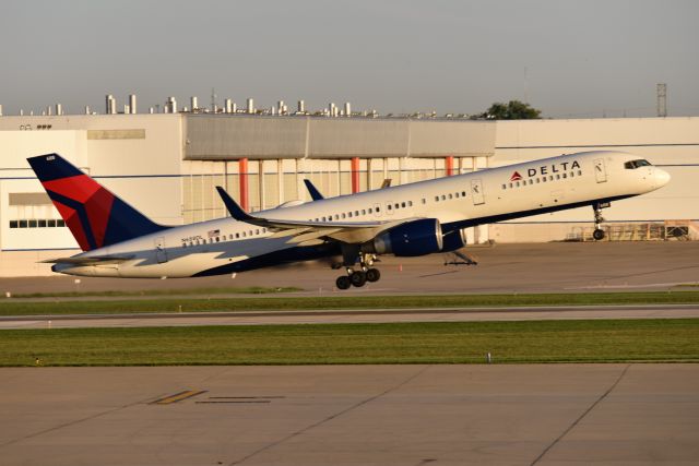 Boeing 757-200 (N688DL) - 5-L 08-12-22 Headed down to ATL