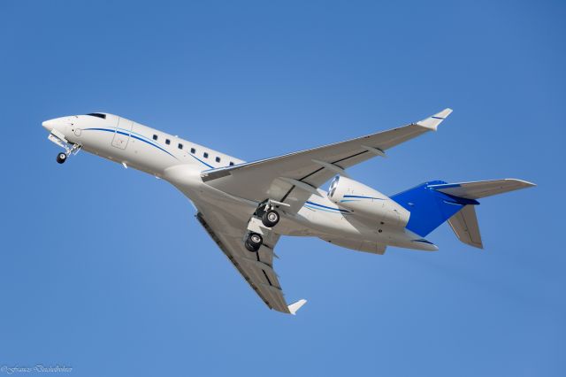 Bombardier Global 5000 (N989JR)