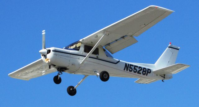 Cessna 152 (N5528P) - Landing on RWY 24