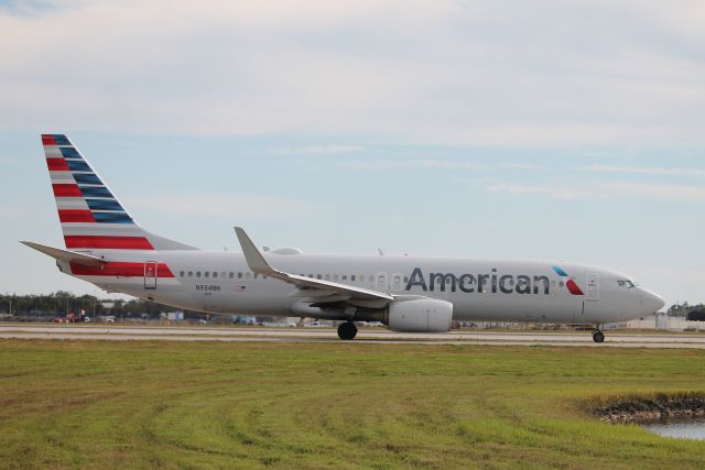Boeing 737-800 (N934NN) - American Flight 1656 taxis at Southwest Florida International Airport enroute to Dallas/Fort Worth International Airport