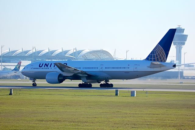 Boeing 777-200 (N223UA)