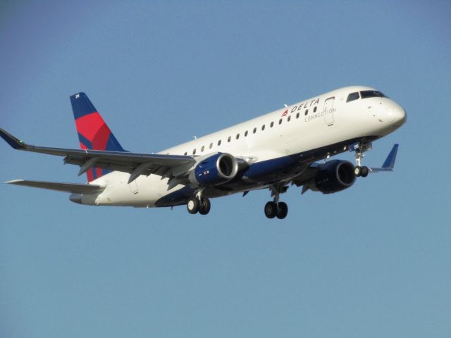 EMBRAER 175 (long wing) (N295SY) - Landing RWY 20R