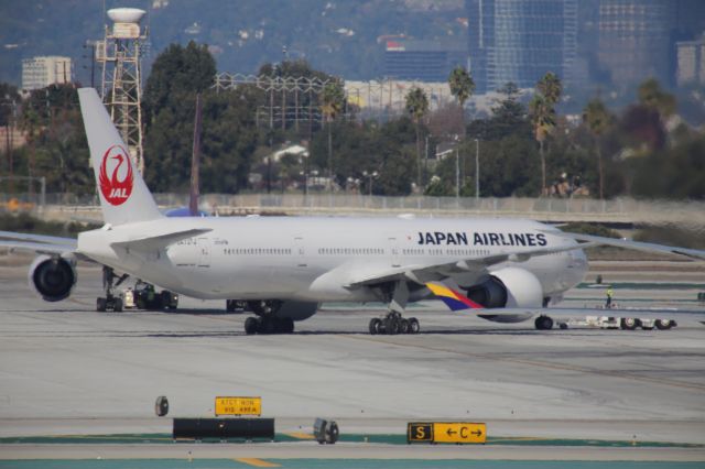 BOEING 777-300ER (JA737J)