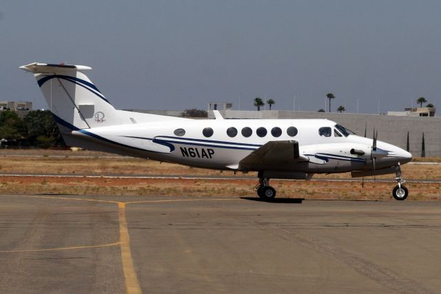 Beechcraft Super King Air 200 (N61AP) - Taxiing to R28R heading for KSMO on 11-Aug-11.