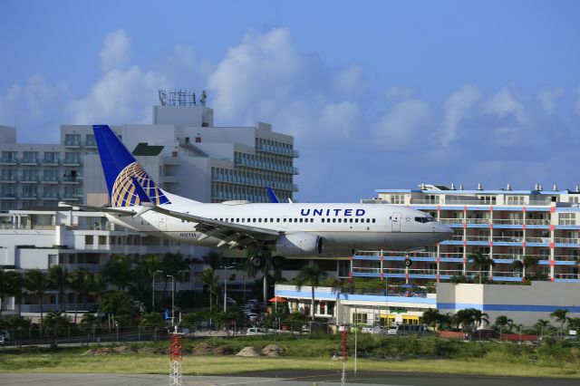 Boeing 737-700 (N17752) - United at St Maarten