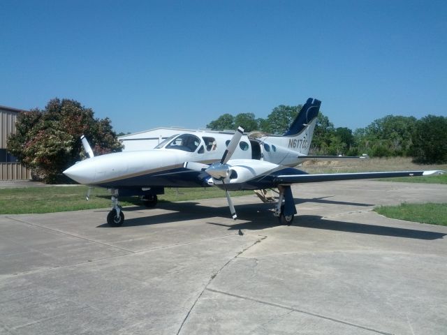 Cessna 421 (N617CC) - Parked at 5C1.