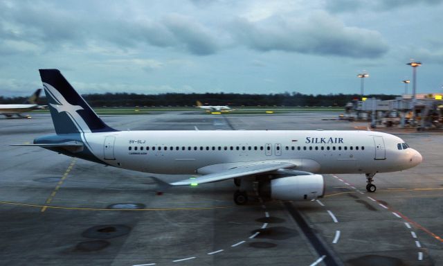 Airbus A320 (9V-SLJ) - SilkAir Airbus A320-233 9V-SLJ in Singapore