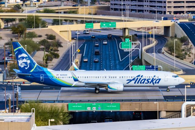 Boeing 737-900 (N413AS) - An Alaska Airlines 737-900 taxiing at PHX on 2/28/23. Taken with a Canon R7 and Canon EF 100-400 L ii lens.