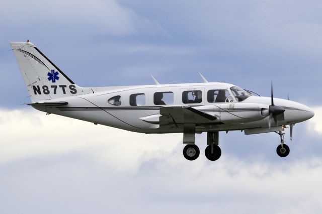 Piper Navajo (N87TS)