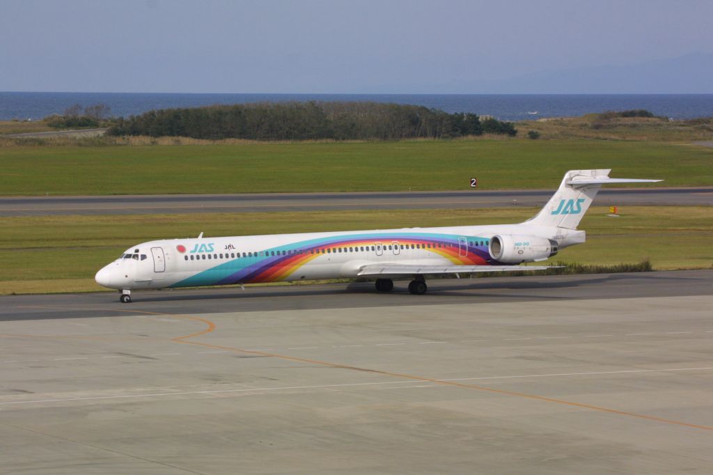 McDonnell Douglas MD-90 (JA8070)