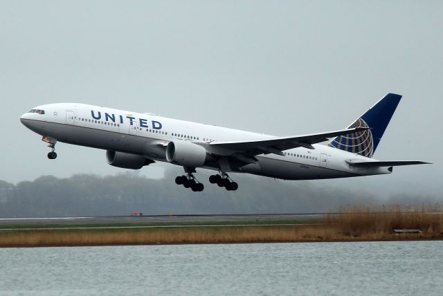 Boeing 777-200 (N781UA) - UA 207 taking off for San Francisco