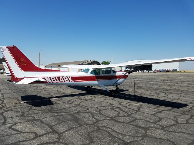 Cessna Skyhawk (N6149K) -  N6149K quietly sitting on the tarmac at KOGD